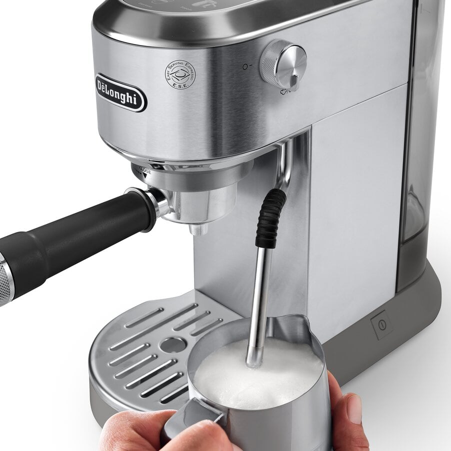 De'Longhi Dedica Duo preparing iced espresso drink